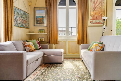 Living room, Seating area