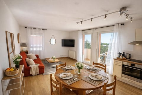 Kitchen or kitchenette, Living room, Seating area, Dining area