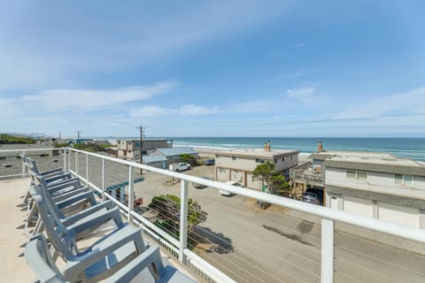 Group Friendly! Rockaway Beach Oasis with Game Room House in Rockaway Beach
