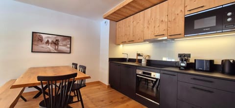 Coffee/tea facilities, Kitchen or kitchenette, Dining area, dishwasher, microwave, oven, stove, toaster, washing machine, washing machine