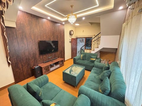 Communal lounge/ TV room, TV and multimedia, Living room, Evening entertainment