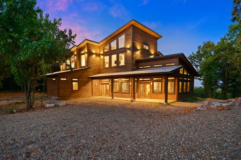 The Heights - Luxury Cabin with Mountain Views & Hot Tub Cabin in Oklahoma