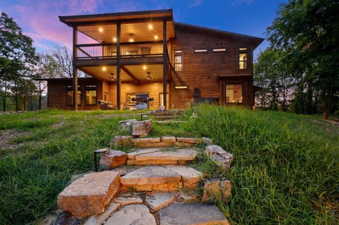 The Heights - Luxury Cabin with Mountain Views & Hot Tub Cabin in Oklahoma
