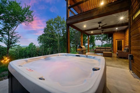 The Heights - Luxury Cabin with Mountain Views & Hot Tub Cabin in Oklahoma