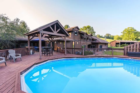 Liberty Lodge Pool & Hot Tub Game Room BBQ House in Ohio