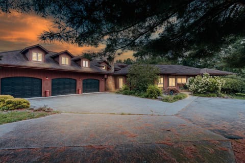 Liberty Lodge Pool & Hot Tub Game Room BBQ House in Ohio