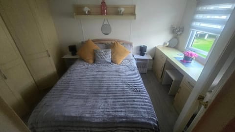 Cozy Family Caravan Skegness Holiday Park Campground/
RV Resort in Skegness