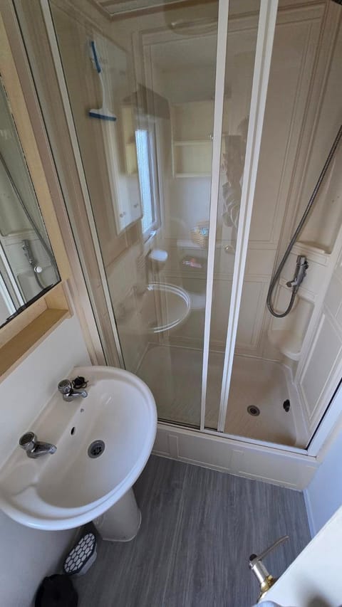 Cozy Family Caravan Skegness Holiday Park Campground/
RV Resort in Skegness