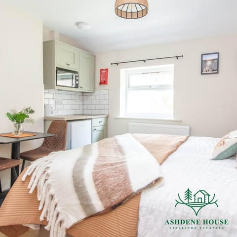 Kitchen or kitchenette, Bedroom
