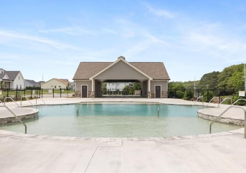 Lakin It Easy Pool Twin Creeks Marina Dry Creek Beach House in Tennessee