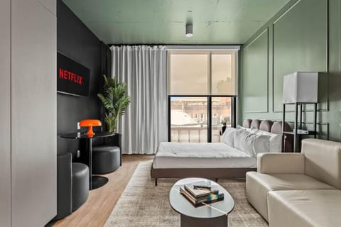 Bed, TV and multimedia, Photo of the whole room, Bedroom