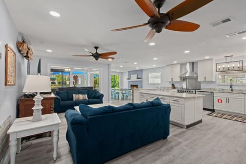 Poseidons Palace waterfront paradise with private pool and hottub House in Lower Grand Lagoon