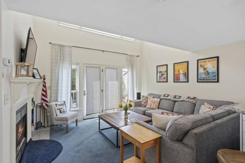 Lakeview Escape - Beach Access & Balcony Views House in Paugus Bay