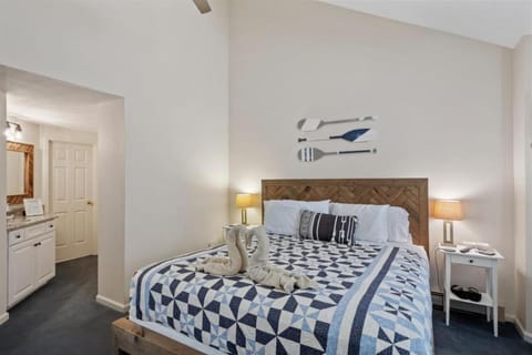 Lakeview Escape - Beach Access & Balcony Views House in Paugus Bay