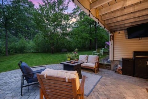 Hot Tub, Arcade, Near Lake & Slopes House in Gilford