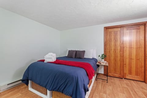 Hot Tub, Arcade, Near Lake & Slopes House in Gilford