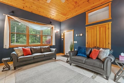 Hot Tub, Arcade, Near Lake & Slopes House in Gilford