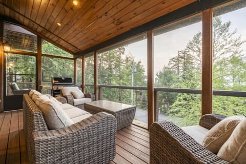 Luxury Adirondack Style Lake Winnipesaukee Retreat House in Gilford