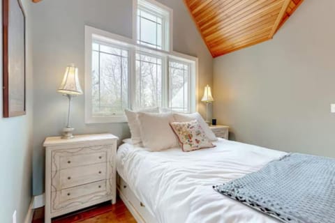 The Spa Loft at Crescent Lake Apartment in Wolfeboro