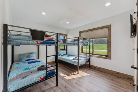 Bed, TV and multimedia, Bedroom, bunk bed