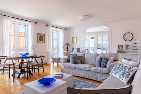 Horyzont Apartamenty- Apartament Ratuszowy- stylowy apartament dla 6 osób w samym sercu starówki Apartment in West Pomeranian Voivodeship, Poland