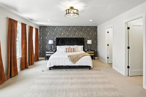 Luxury Stay Hot Tub-Games-Arcade Balcony Views House in Hideout