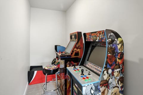 Luxury Stay Hot Tub-Games-Arcade Balcony Views House in Hideout