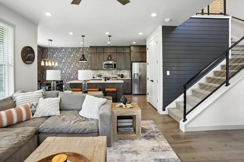 Luxury Stay Hot Tub-Games-Arcade Balcony Views House in Hideout