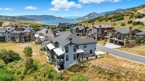 Luxury Stay Hot Tub-Games-Arcade Balcony Views House in Hideout