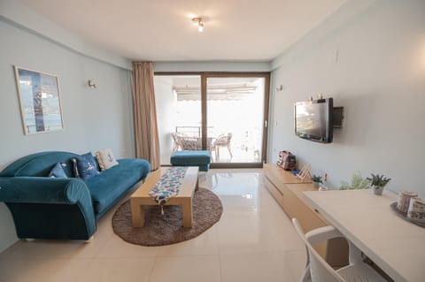 TV and multimedia, Kitchen or kitchenette, Living room, Seating area, Dining area