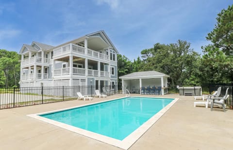 Angels' Abode - Corolla Village, 900 Ft to Beach Access, Elevator, Pool, Tiki Bar, Rec Room, Pool Table House in Corolla