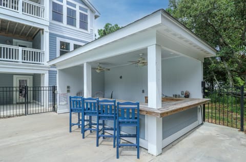 Angels' Abode - Corolla Village, 900 Ft to Beach Access, Elevator, Pool, Tiki Bar, Rec Room, Pool Table House in Corolla