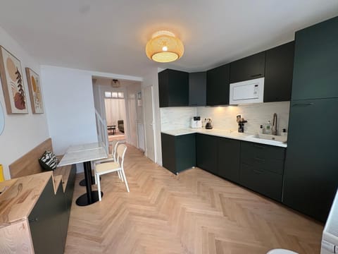Kitchen or kitchenette, Dining area, stove