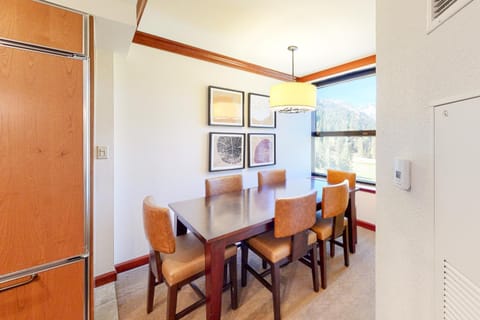 Everline Resort & Spa 810 Apartment in Palisades Tahoe (Olympic Valley)