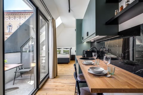 Kitchen or kitchenette, Dining area