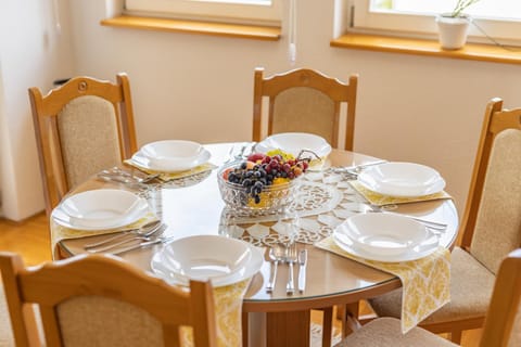 Living room, Food and drinks, Seating area, Dining area, Food