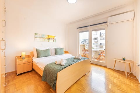 Bed, Living room, Photo of the whole room, Seating area, Bedroom, air conditioner