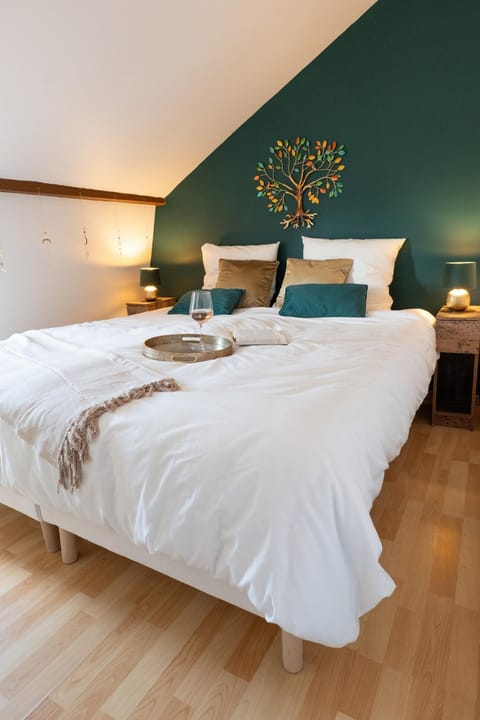 Bed, Photo of the whole room, Bedroom, towels