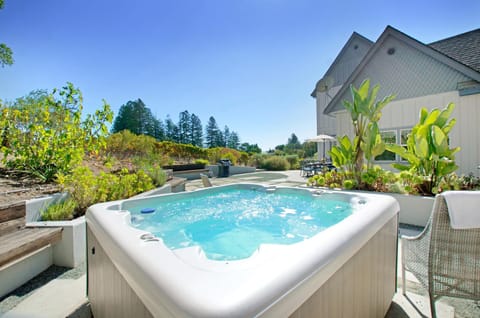 Patio, Day, Natural landscape, Garden, Hot Tub, Hot Tub, Garden view, sunbed