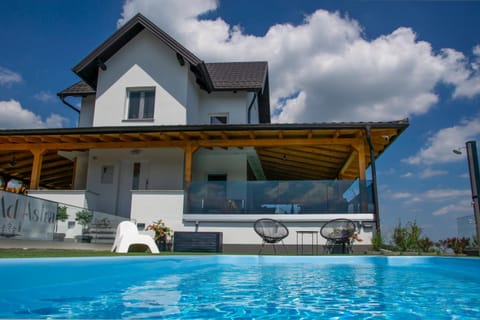 Property building, Day, Swimming pool
