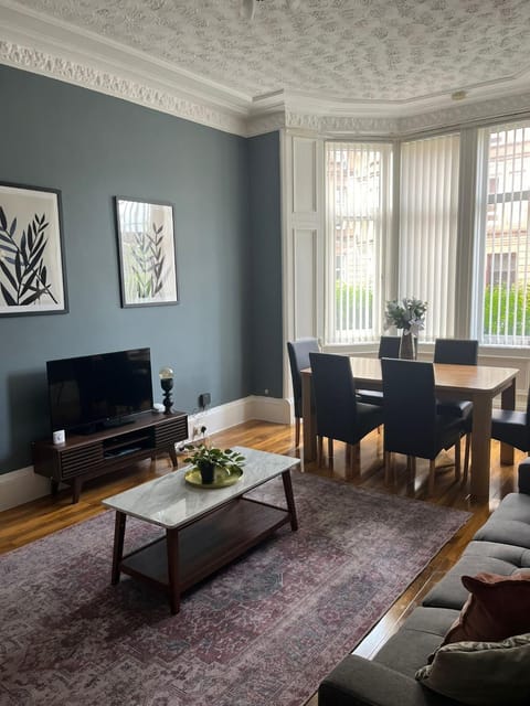 3BR Apt Near Ibrox Subway Sleeps 7 and Parking Apartment in Glasgow