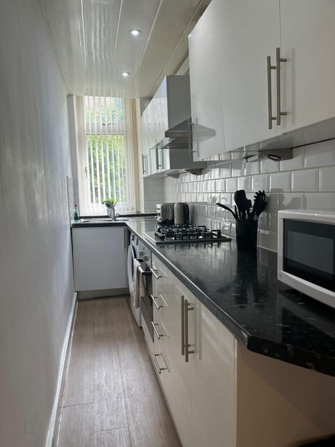 3BR Apt Near Ibrox Subway Sleeps 7 and Parking Apartment in Glasgow