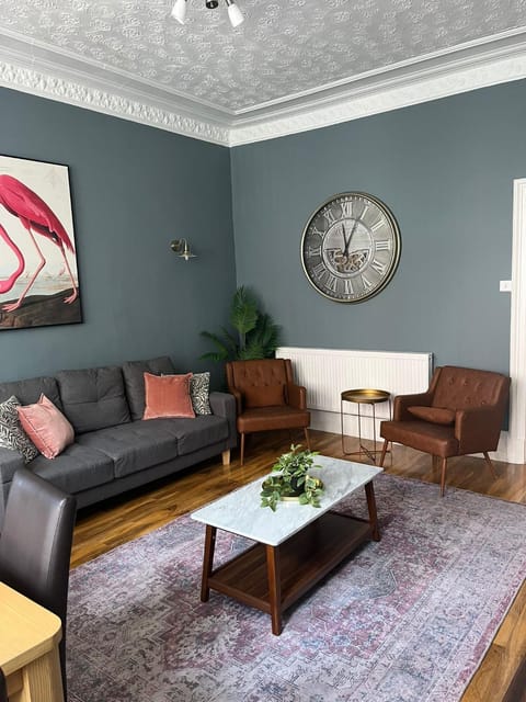 3BR Apt Near Ibrox Subway Sleeps 7 and Parking Apartment in Glasgow