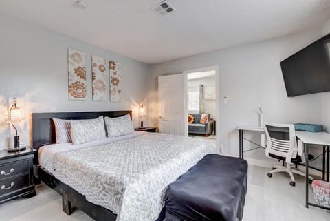 TV and multimedia, Photo of the whole room, Bedroom