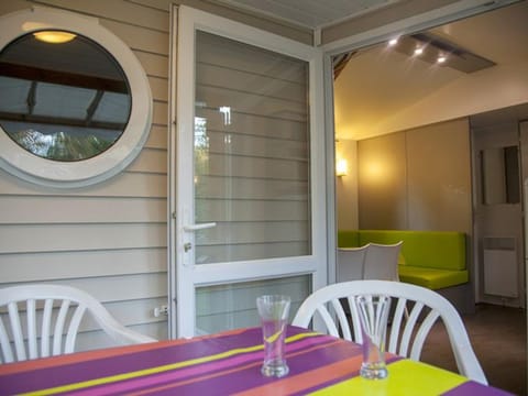 Mobil-home 6 personnes avec terrasse à Naucelle - API-1-52-415 Campground/ 
RV Resort in Auvergne-Rhône-Alpes