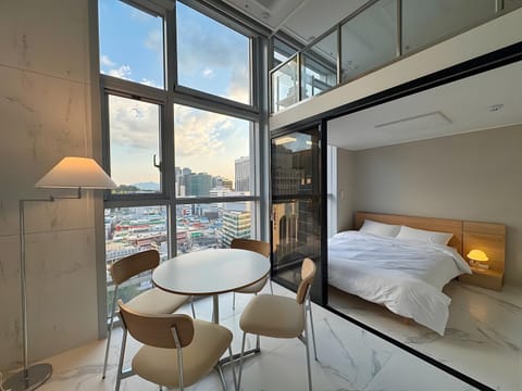 Bed, Dining area, Bedroom