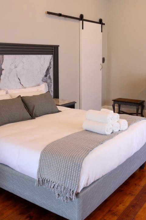 Bed, towels