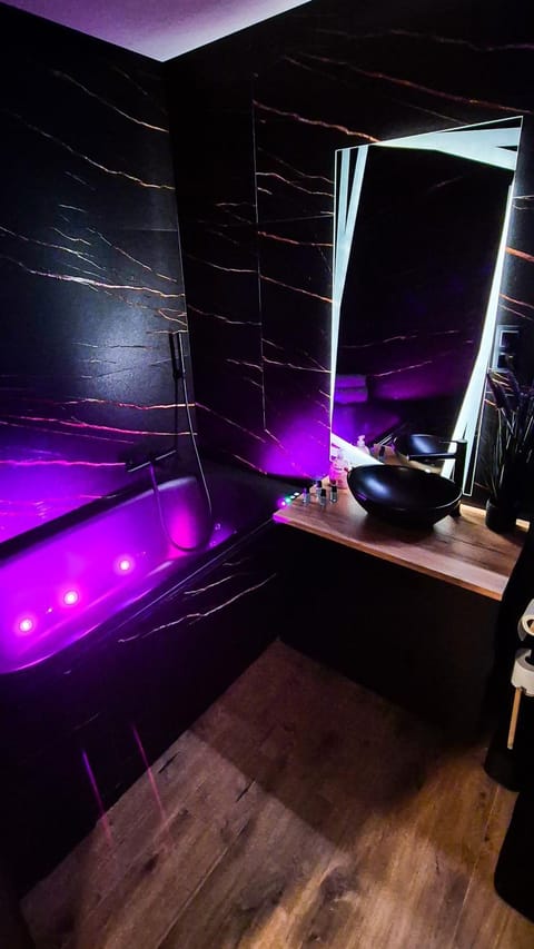 Hot Tub, Bathroom