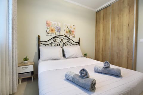 Bed, Bedroom, towels, wardrobe