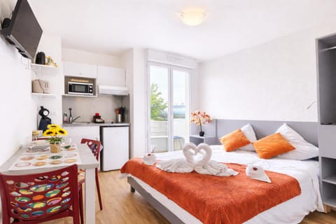 Communal lounge/ TV room, Bed, TV and multimedia, Coffee/tea facilities, Kitchen or kitchenette, Photo of the whole room, Seating area, Dining area, Bedroom